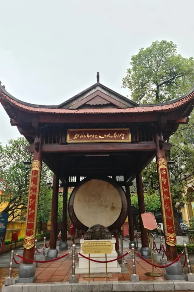 Ancient walls and architecture of Thang Long Citadel - detail 1