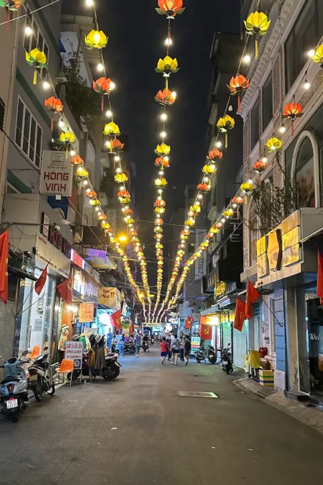 Busy Bui Vien Walking Street filled with restaurants and pubs detail 04