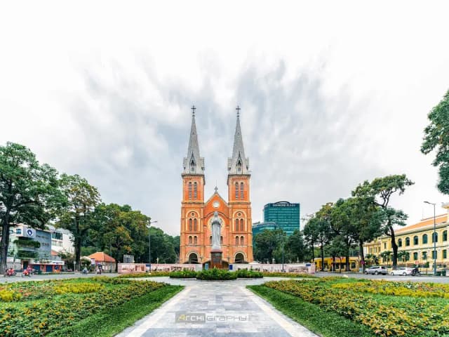 Notre-Dame Cathedral of Saigon detail 03