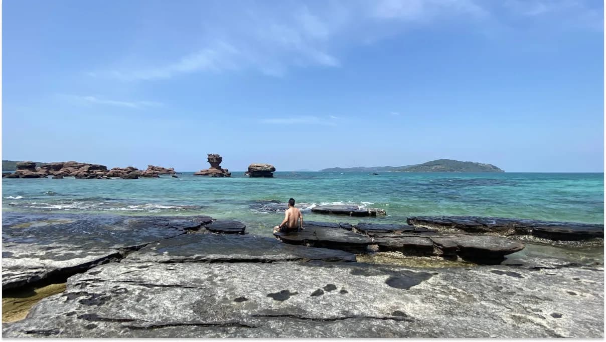 Scenic view of Hon Gam Ghi Island with turquoise waters, Vietnam