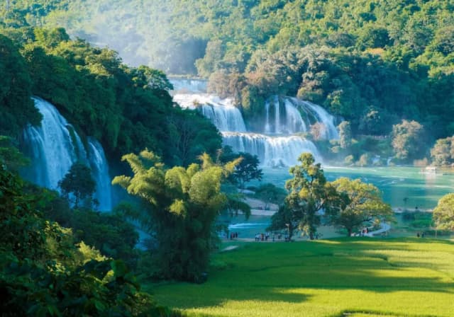 Ban Gioc Waterfall – the most majestic waterfall in Vietnam, located on the border between Vietnam and China