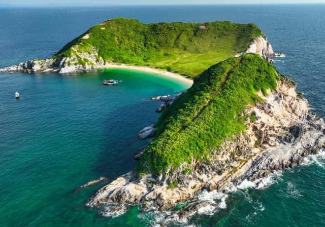 Co To Island – a hidden tropical paradise with white sandy beaches and crystal-clear waters in Quang Ninh, Vietnam.