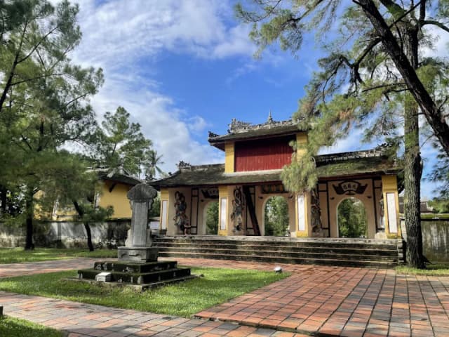 Thien Mu Pagoda detail 04