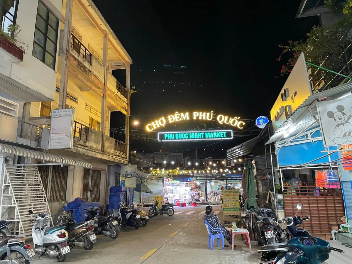 Tourists shopping at Phu Quoc Night Market