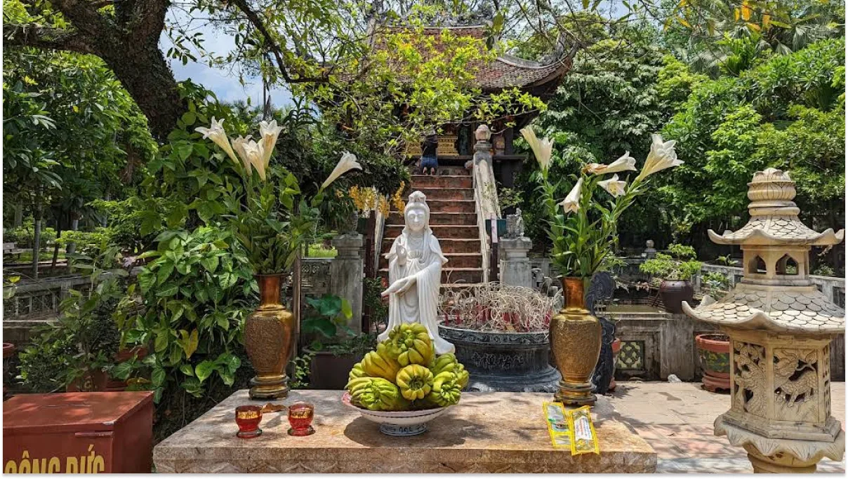 Entrance to the One Pillar Pagoda, Hanoi, Vietnam