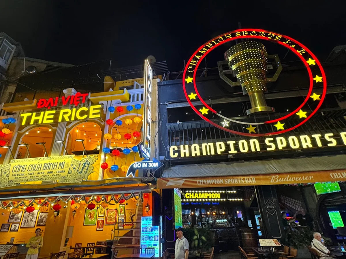 Busy Bui Vien Walking Street filled with restaurants and pubs detail 03