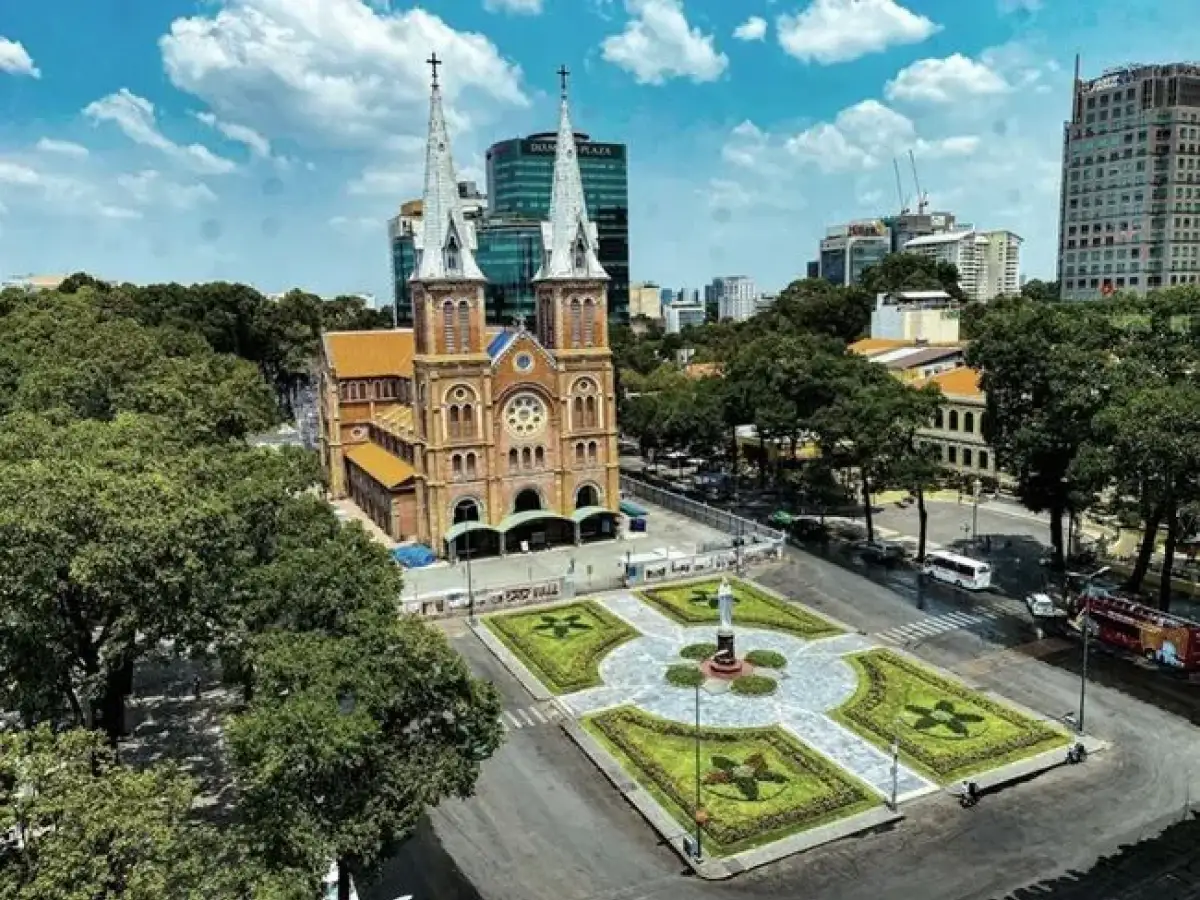 Notre-Dame Cathedral of Saigon detail 02
