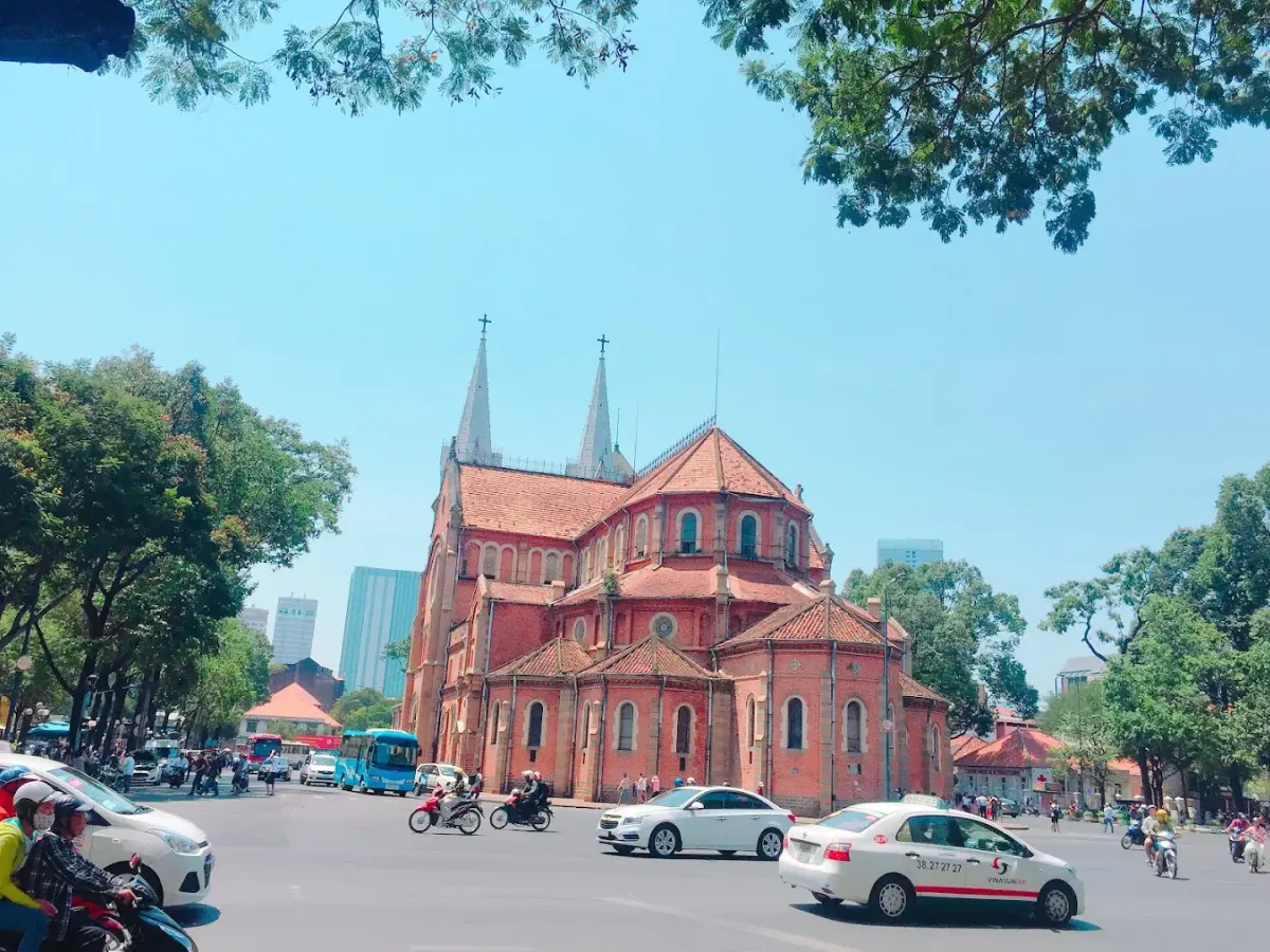 Notre-Dame Cathedral of Saigon detail 04