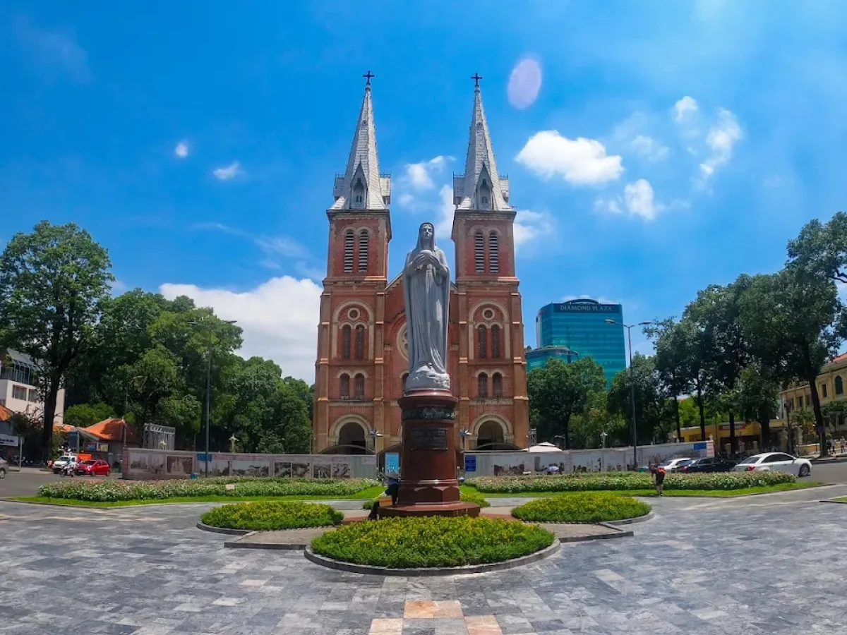 Notre-Dame Cathedral of Saigon detail 05