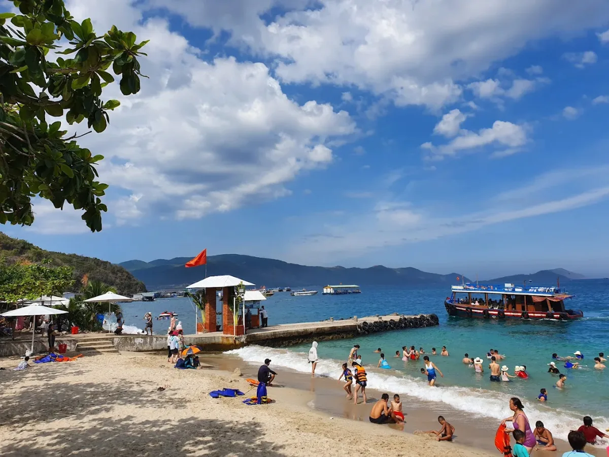 Boat picking up tourists at Nha Trang Beach