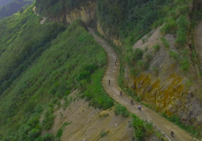 Scenic path winding through Pu Luong’s lush valleys